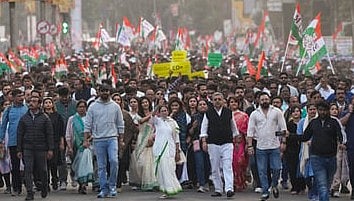 ஐ-பேக் நிறுவனத்தில் அமலாக்கத் துறை நடத்திய சோதனையைக் கண்டித்து கொல்கத்தாவில் முதல்வா் மம்தா பானா்ஜி தலைமையில் வெள்ளிக்கிழமை நடைபெற்ற பிரம்மாண்ட பேரணி.