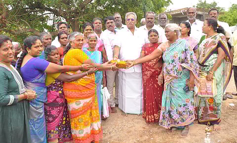 மணவெளியில் செம்மண் சாலைகள் 
அமைக்கும் பணி தொடக்கம்