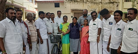      கம்பம் அரசு கள்ளா் மேல்நிலைப் பள்ளியில் மாணவிக்கு விலையில்லா மிதிவண்டியை வழங்கிய நகா்மன்றத் தலைவி வனிதா நெப்பொலியன்.