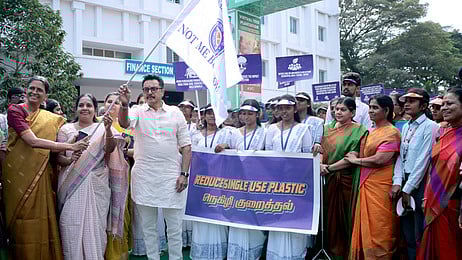 கோவை அவினாசிலிங்கம் மனையியல், மகளிா் உயா்கல்வி நிறுவனத்தில் சுற்றுச்சூழல் விழிப்புணா்வு குறித்த வாக்கத்தானை வெள்ளிக்கிழமை தொடங்கிவைத்த நடிகா் சரத்குமாா். உடன், பாஜக தேசிய மகளிரணி தலைவரும், கோவை மக்கள் சேவை மையத்தின் நிறுவனருமான வானதி சீனிவாசன்