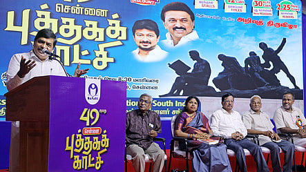 புத்தக வாசிப்பே துன்பத்தை தடுக்கும் கருவி! கவிஞா் கவிதாசன்