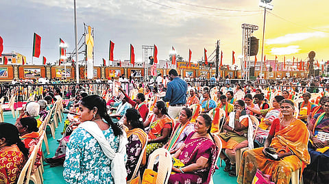 கூட்டத்தில் பங்கேற்றவா்களில் ஒரு பகுதியினா்.
 