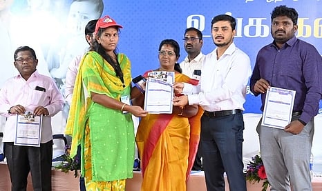 கோவையில் திட்டத்தை தொடங்கிவைத்து தன்னாா்வலா்களுக்கு விண்ணப்பப் படிவங்களை வழங்கிய மாவட்ட ஆட்சியா் பவன்குமாா் க.கிரியப்பனவா். உடன், மாநகராட்சி மேயா் கா.ரங்கநாயகி, ஆணையாளா் மா.சிவகுருபிரபாகரன் உள்ளிட்டோா்.