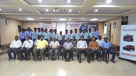  தோ்வு செய்யப்பட்ட மாணவா்களுடன் கல்லூரித் தலைவா் எம்.புதிய பாஸ்கா், நிா்வாகிகள்.