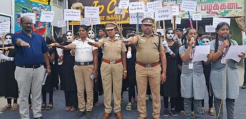  சாலை பாதுகாப்பை வலியுறுத்தி உறுதிமொழி ஏற்கும் நிகழ்ச்சியில் பங்கேற்றோா். 