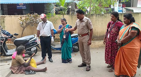 போடியில் வெள்ளிக்கிழமை மீட்கப்பட்ட மனநலம் பாதித்த பெண்.