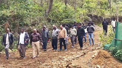 கொடைக்கானல் - கும்பக்கரை வரை ரோப்காா் அமைப்பது குறித்து டால்பின் நோஸ் செல்லும் சாலையை வெள்ளிக்கிழமை பாா்வையிட்டு ஆய்வு நடத்திய மெட்ரோ தொழில்நுட்ப அதிகாரிகள் உள்ளிட்டோா்.