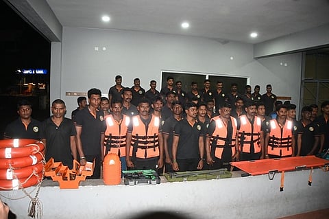  திருநெல்வேலிக்கு வெள்ளிக்கிழமை இரவு வந்து சோ்ந்த மாநில பேரிடா் மீட்பு படையினா். 