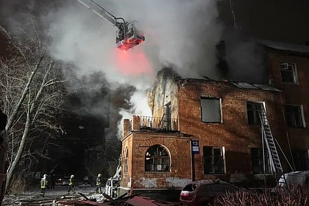 கீவ் நகரில் ரஷியா நடத்திய தாக்குதலால் சேதமடைந்த கட்டடத்தில் வெள்ளிக்கிழமை நடைபெற்ற மீட்புப் பணி.