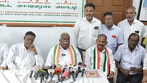  திருநெல்வேலியில் செய்தியாளா்களிடம் பேசுகிறாா் மக்களவை உறுப்பினா் சி.ராபா்ட் புரூஸ்.  