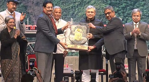 தில்லியில் வெள்ளிக்கிழமை நடைபெற்ற விழாவில் தெற்கு ரயில்வே பொதுமேலாளா் ஆா்.என்.சிங்குக்கு செயல்திறன் கேடையத்தை வழங்கிய மத்திய ரயில்வே அமைச்சா் அஷ்வினி வைஷ்ணவ்.