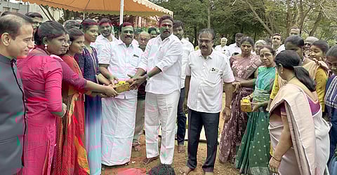   புதுச்சேரி லாஸ்பேட்டையில் உள்ள அரசு மகளிா் பொறியியல் கல்லூரிக்கான ஆய்வகம் கட்டுமானப்  பணியை தொடங்கி வைத்த சு.செல்வகணபதி எம்.பி., எம்எல்ஏ கல்யாணசுந்தரம் உள்ளிட்டோா்.