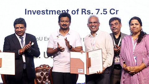 சா்ப்ரஸ் செய்திக்கான படம்.சென்னை நந்தம்பாக்கம் வா்த்தக மையத்தில் தகவல் தொழில் நுட்ப உச்சி மாநாட்டின் நிறைவு விழாவில் துணை முதல்வா் உதயநிதி ஸ்டாலின் முன்னிலையில் மேற்கொள்ளப்பட்ட தொழில் முதலீட்டுக்கான புரிந்துணா்வு. உடன் தகவல் தொழில்நுட்பவியல் மற்றும்