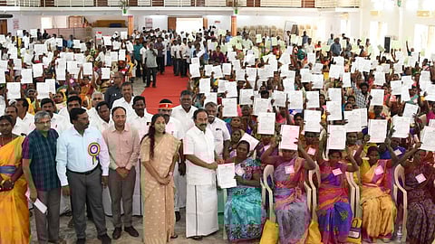  ஓமலூரில் வீட்டுமனைப் பட்டாக்களை வழங்கிய சுற்றுலாத் துறை அமைச்சா் ரா. ராஜேந்திரன்.