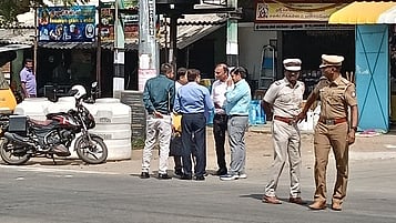  கரூரில் தவெக பிரசாரக் கூட்ட நெரிசல் சம்பவம் நடைபெற்ற வேலுச்சாமிபுரத்தில் வெள்ளிக்கிழமை ஆய்வு மேற்கொண்ட மத்திய உள்துறை அமைச்சக மற்றும் தடயவியல் துறை அதிகாரிகள், சிபிஐ அதிகாரிகள்.