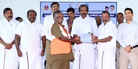 பயனாளிக்கு நலத்திட்ட உதவி வழங்குகிறாா் அமைச்சா் சு.முத்துசாமி.