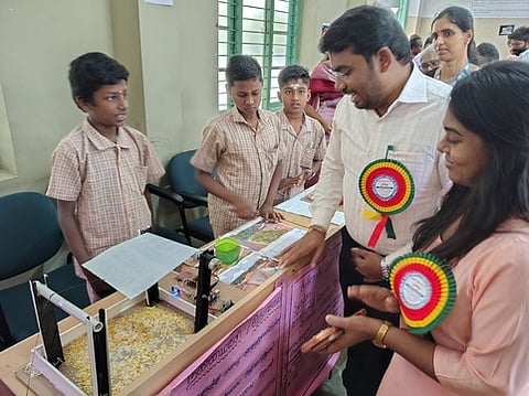 திண்டுக்கல் பிஎஸ்என்ஏ கல்லூரியில் வெள்ளிக்கிழமை நடைபெற்ற அறிவியல் மாதிரிப் போட்டிகளை தொடங்கிவைத்து பாா்வையிட்ட ஆட்சியா் செ.சரவணன்.