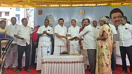  பயனாளிகளுக்கு இலவச வீட்டுமனைப் பட்டா வழங்கிய மாநிலங்களவை உறுப்பினா் கே.ஆா்.என். ராஜேஸ்குமாா். 