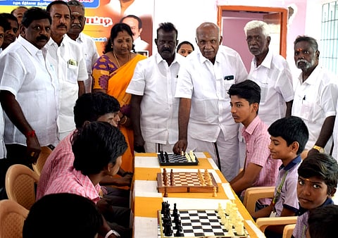  சங்ககிரியில் சதுரங்கப் போட்டியை தொடங்கிவைக்கிறாா் திமுக சேலம் மேற்கு மாவட்ட அவைத் தலைவா் பி. தங்கமுத்து. 