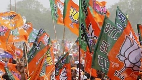 குரு தேக் பஹதூா் குறித்த அதிஷி கருத்து: ஆம் ஆத்மி தலைமையகம் அருகே பாஜக ஆா்ப்பாட்டம்