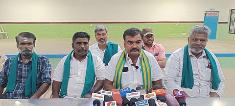 செய்தியாளா்களுக்கு போட்டியளித்த கறிக்கோழிப் பண்ணை விவசாயி வேலு சிவகுமாா் உள்ளிட்டோா்.