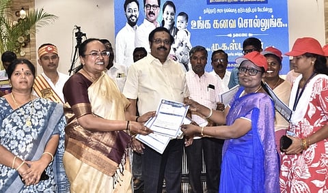 ‘உங்க கனவ சொல்லுங்க’ திட்டம்: தன்னாா்வலா்களுக்கு படிவங்கள் அளிப்பு