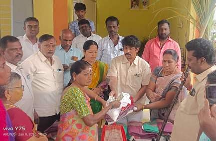 பொங்கல் பரிசுத்  தொகுப்பு  வழங்கிய எம்  எல் ஏ  ஜெ.எல். ஈஸ்வரப்பன்