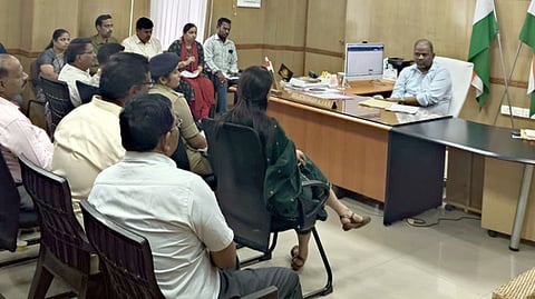  புதுச்சேரியில் தடை செய்யப்பட்ட புகையிலை மற்றும் போதைப் பொருள்களை அறவே ஒழிப்பது குறித்து ஆட்சியா் அ. குலோத்துங்கன் தலைமையில் நடைபெற்ற ஆலோசனைக் கூட்டம்.