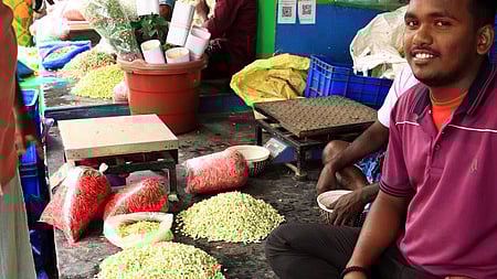  மதுரை மாட்டுத்தாவணி அருகே உள்ள மலா்ச் சந்தையில் பூக்கள் வாங்க வெள்ளிக்கிழமை குவிந்த வியாபாரிகள். 