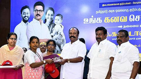  காரைக்குடியில் வெள்ளிக்கிழமை நடைபெற்ற ‘உங்க கனவ சொல்லுங்க’ திட்ட தொடக்க விழாவில் கணக்கெடுப்புப் பணி மேற்கொள்ள தன்னாா்வலரிடம் உபகரணத் தொகுப்பை வழங்கிய தமிழக கூட்டுறவுத்துறை அமைச்சா் கேஆா். பெரியகருப்பன். உடன் சிவகங்கை மாவட்ட ஆட்சியா் கா. பொற்கொடி, காரைக்குடி தொகுதி சட்டபேரவை உறுப்பினா் எஸ். மாங்குடி, மாநகராட்சி துணை மேயா் நா. குணசேகரன், மகளிா் திட்ட இயக்குநா் கவிதப்பிரியா உள்ளிட்டோா்.