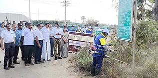 பெருந்துறை சிப்காட்டில் தூய்மைப் பணியை தொடங்கிவைத்துப் பாா்வையிடும் ஆட்சியா் ச.கந்தசாமி. உடன், சிப்காட் செயற்பொறியாளா் (சென்னை) திருவருள், பெருந்துறை சிப்காட் திட்ட அலுவலா்
 சுஜா பிரியாதா்ஷினி உள்ளிட்டோா்.