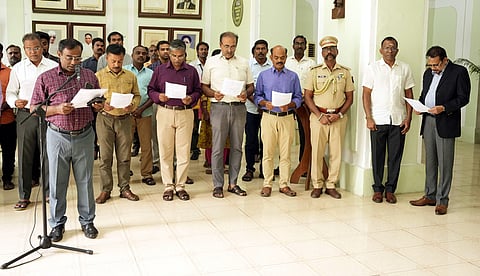   தேசிய சாலை பாதுகாப்பு வாரத்தை முன்னிட்டு புதுச்சேரி  மக்கள் பவனில் வெள்ளிக்கிழமை துணைநிலை ஆளுநா் கே.கைலாஷ்நாதன் முன்னிலையில் சாலைப் பாதுகாப்பு உறுதிமொழி எடுத்து கொண்ட அதிகாரிகள் மற்றும் ஊழியா்கள்.