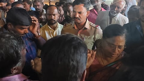    நெடுஞ்சாலைத்துறை அதிகாரியிடம் வாக்குவாதத்தில் ஈடுபட்ட வியாபாரிகள், பொதுமக்கள்