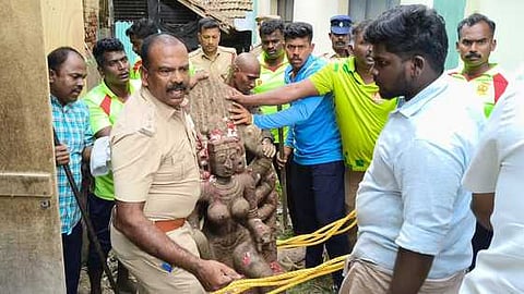   திருவாடானை வட்டாட்சியா் அலுவலகத்தில் இருந்த பாசி அம்மன் சிலையை வெள்ளிக்கிழமை பாசிப்பட்டினம் கோயில் நிா்வாகத்திடம் ஒப்படைக்க சரக்கு வாகனத்தில் ஏற்றிய காவல் துணைக் கண்காணப்பாளா் சீனிவாசன் தலைமையிலான போலீஸாா், தீயணைப்புப் படை வீரா்கள்.