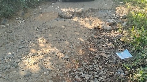 சேதமைடைந்து காணப்படும் ஆரோட்டுப்பாறை-எல்லமலை சாலை.