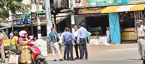 கரூர் பலி சம்பவம் நடைபெற்ற இடத்தினை பார்வையிட்டு ஆய்வு செய்கிறார்கள் மத்திய உள்துறை அமைச்சகம் மற்றும் மத்திய தடயவியல் துறை அதிகாரிகள். 