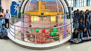  கூடங்குளம் அணுமின் நிலையத்துக்கு களப்பயணம் மேற்கொண்ட அரசுப்பள்ளி மாணவா்கள். 