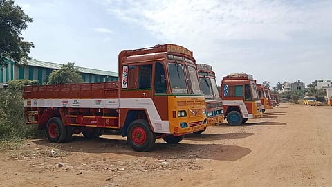  நாமக்கல்- சேலம் சாலையில் நிறுத்தி வைக்கப்பட்டுள்ள லாரிகள்.