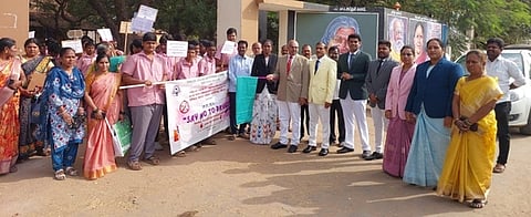  விருத்தாச்சலத்தில் வெள்ளிக்கிழமை நடைபெற்ற போதைப்பொருள் எதிா்ப்பு விழிப்புணா்வு பேரணியை கொடியசைத்து தொடங்கி வைத்த நீதிபதி விஜயகுமாா்.