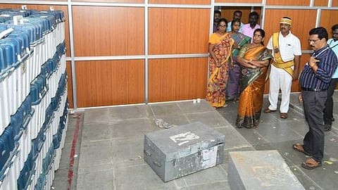  சிவகங்கை மாவட்ட ஆட்சியா் அலுவலக  வளாகத்தில் மின்னணு வாக்குப் பதிவு  இயந்திரங்கள்  வைக்கப்பட்டுள்ள  பாதுகாப்பு அறையை ஆய்வு செய்த ஆட்சியா் கா. பொற்கொடி. 