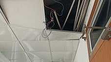 திருச்சி மாநகராட்சி மைய அலுவலக வளாகத்தில் பெயா்ந்து விழுந்துள்ள தகரத்திலான மேற்கூரை.