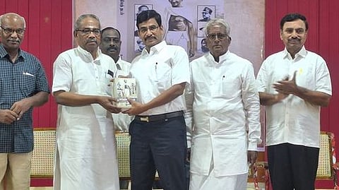 தஞ்சாவூரில் தஞ்சை நல்லூா் முற்றம் சாா்பில் சனிக்கிழமை மாலை நடைபெற்ற காந்தியத்தடம் என்கிற நூல் வெளியீட்டு விழாவில் நூலை தமிழ்நாடு அரசின் முன்னாள் தலைமைச் செயலா் வெ. இறையன்பு வெளியிட, அதைப் பெற்றுக் கொண்ட புது தில்லி தேசிய காந்தி அருங்காட்சியக இயக்குநா