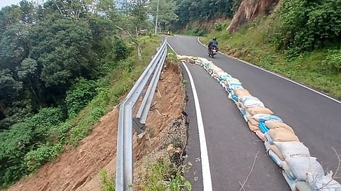  மேகமலை நெடுஞ்சாலையில் அடுக்கம்பாறை மலைச் சாலையில் ஏற்பட்ட மண் சரிவு.