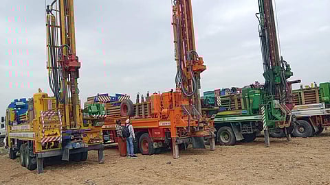  நாமக்கல் - சேலம் சாலையில் இயக்கப்படாமல் நிறுத்தி வைக்கப்பட்டுள்ள ரிக் வாகனங்கள்.