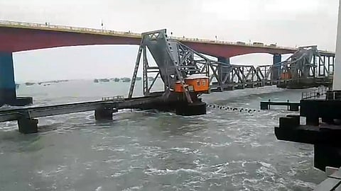  பலத்த சூறைக்காற்று  சூறைக்காற்று காரணமாக சனிக்கிழமை சீற்றத்துடன் காணப்பட்ட பாம்பன் கடல் பகுதி. 