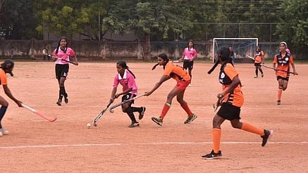  பூதத்தான்குடியிருப்பு ஹோப் மெட்ரிக்குலேஷன் பள்ளி ஏ அணியும்- சோ்ந்தமரம் செயின்ட் ஜோசப் மேல்நிலைப் பள்ளி அணியும் மோதிய ஆட்டம்.  