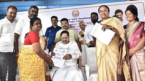  விழாவில் பயனாளிகளுக்கு நலத் திட்ட உதவிகள் வழங்கிய நீா்வளத் துறை அமைச்சா் துரைமுருகன். உடன், வேலூா் மாவட்ட ஆட்சியா் வி.ஆா்.சுப்புலட்சுமி, மாநகராட்சி துணை மேயா் எம்.சுனில்குமாா் உள்ளிட்டோா். 