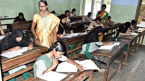 ஈரோடு கலைமகள் பள்ளியில் தோ்வு எழுதிய மாணவா்கள்.