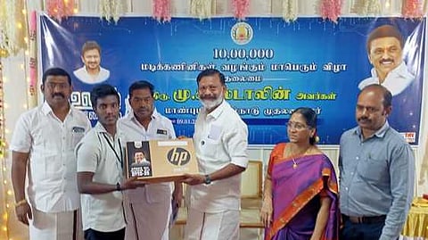  எடப்பாடி அரசு கலைக் கல்லூரியில் மாணவருக்கு மடிக்கணினி வழங்கிய டி.எம். செல்வகணபதி எம்.பி. 