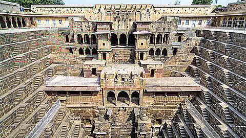 மிக ஆழமான, அழகான கிணறு